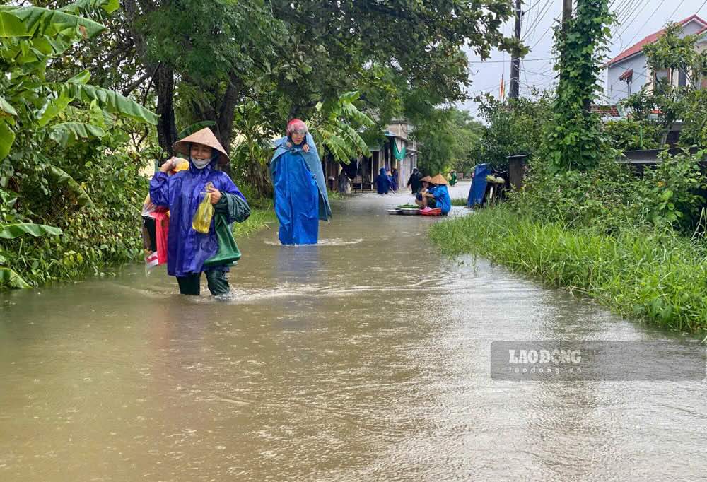 Khong chi trong khu vuc noi thanh, tai xa Quang Thanh (huyen Quang Dien), mua lon cung gay ngap nang nhieu tuyen duong. Nuoc dang cao khien viec di lai cua nguoi dan gap nhieu kho khan.