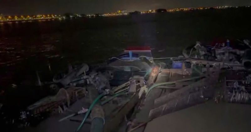 Hai phương tiện khai thác cát sông không phép bị bắt giữ. Ảnh: Công an cung cấp