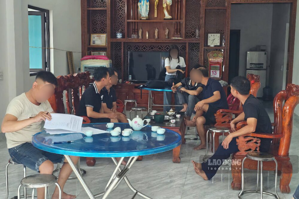 Các phụ huynh bức xúc, đề nghị làm rõ việc hết hạn thẻ BHYT dù đã đóng tiền ở trường. Ảnh: Tô Công.