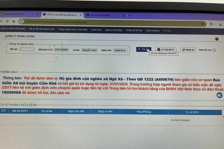 Một phụ huynh khác cũng phát hiện thẻ BHYT của con mình hết hạn. Ảnh: NVCC.