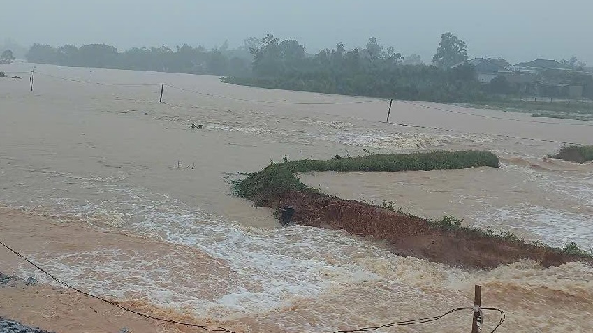 Se rompio una seccion de la presa Da Lam en el distrito de Le Thuy. Foto: Thanh Hai