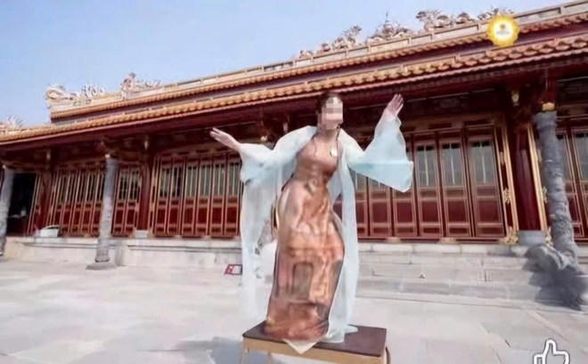 Miss Vietnam contestants dancing and standing on a tea table in front of Thai Hoa Palace'sau yard caused controversy on social networks. Photo cut from clip