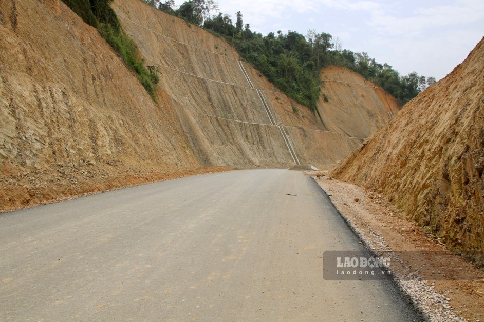 Mat duong mot so doan tuyen duoc tham nhua. Anh: Nguyen Hoan.