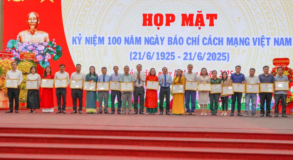 Lanh dao tinh Soc Trang trao tang bang khen cua Chu tich UBND tinh Soc Trang cho cac phong vien. Anh: Phuong Anh