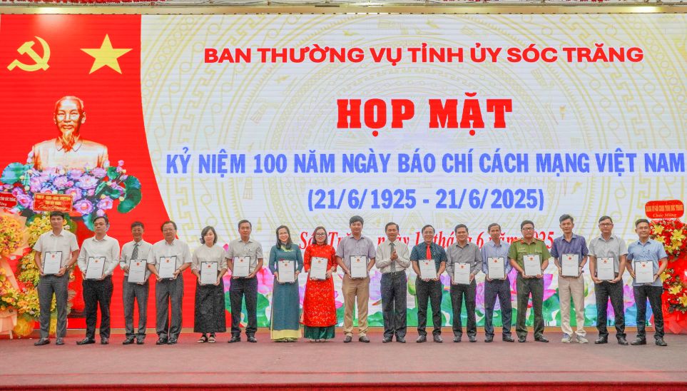 Chu tich UBND tinh Soc Trang trao van ban hop tac thong tin, tuyen truyen voi cac co quan bao chi. Anh: Phuong Anh