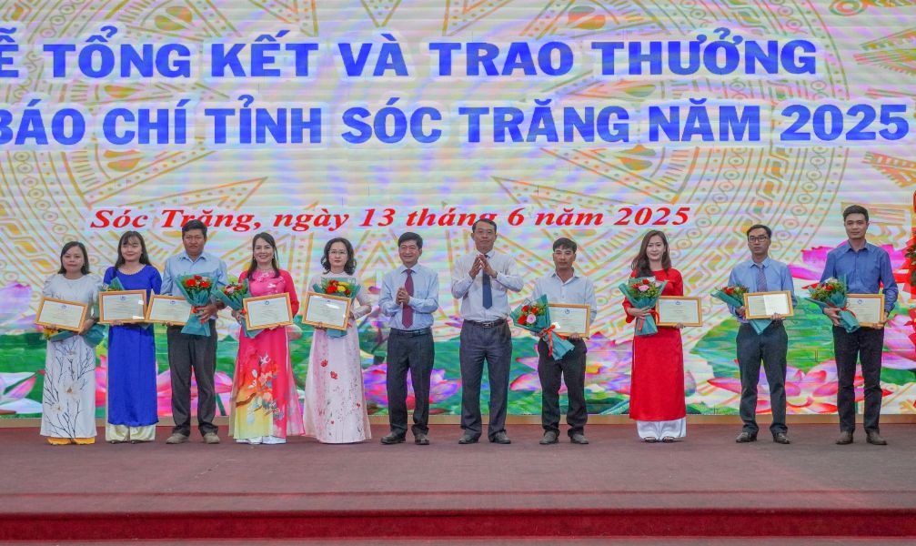Lanh dao tinh Soc Trang trao tang giai Nhi Giai bao chi tinh Soc Trang cho cac tac gia. Anh: Phuong Anh