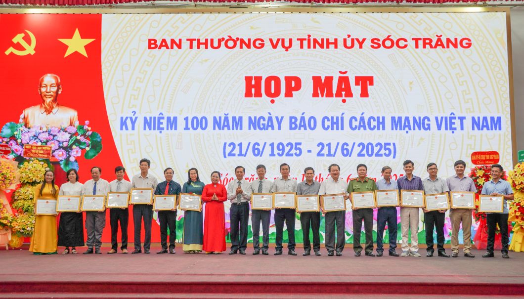 Lanh dao Tinh uy, UBND tinh Soc Trang trao tang bang khen cua Chu tich UBND tinh cho tap the cac bao. Anh: Phuong Anh