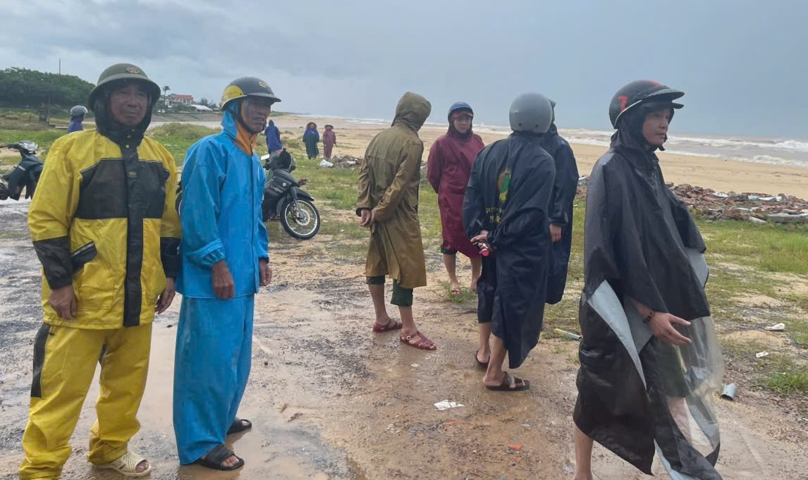Las fuerzas funcionales buscan a dos personas desaparecidas en la comuna de Nhan Trach. Foto: Hai Phu