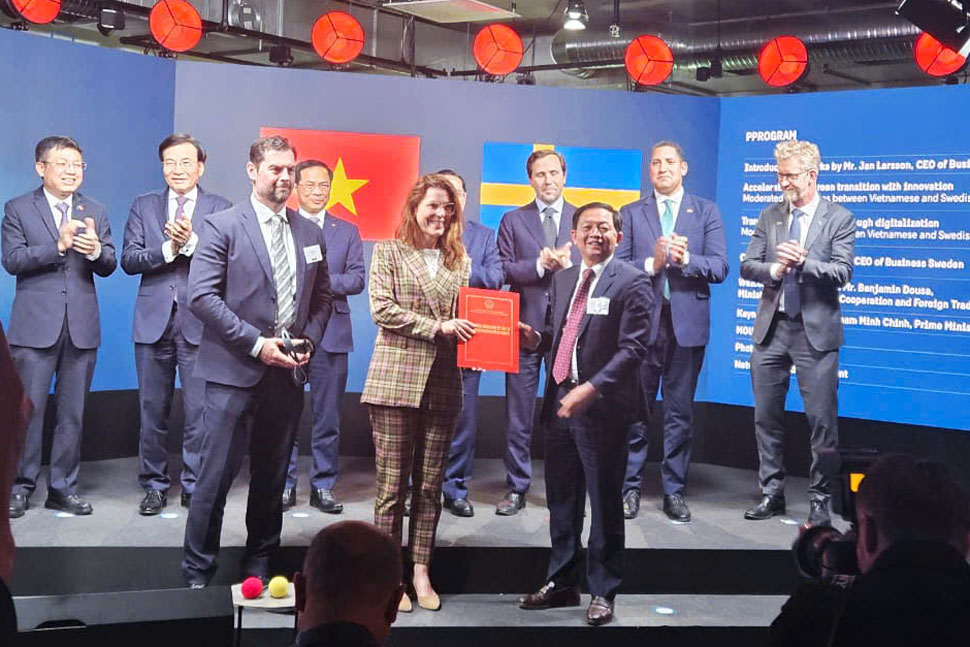 Binh Dinh Provincial Party Secretary Ho Quoc Dung presented the Investment Registration Certificate for the Polyester fabric Recycling Production Complex project. Photo: Binh Dinh Department of Culture, Sports and Tourism