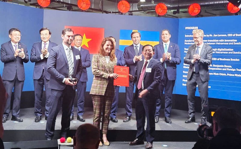 Binh Dinh Provincial Party Secretary Ho Quoc Dung presented the Investment Registration Certificate for the Polyester fabric Recycling Production Complex project. Photo: Binh Dinh Department of Culture, Sports and Tourism