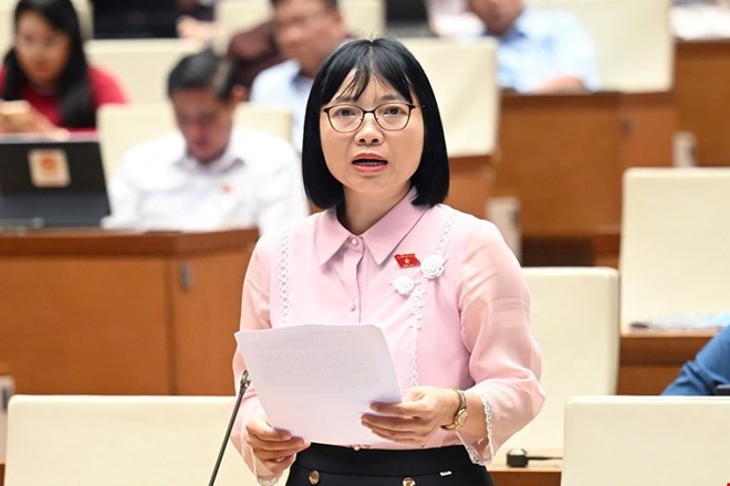 Delegate Nguyen Thi Viet Nga suggested carefully considering the assignment of decentralization authority to the People's Committees at the commune level. Photo: Quochoi.vn