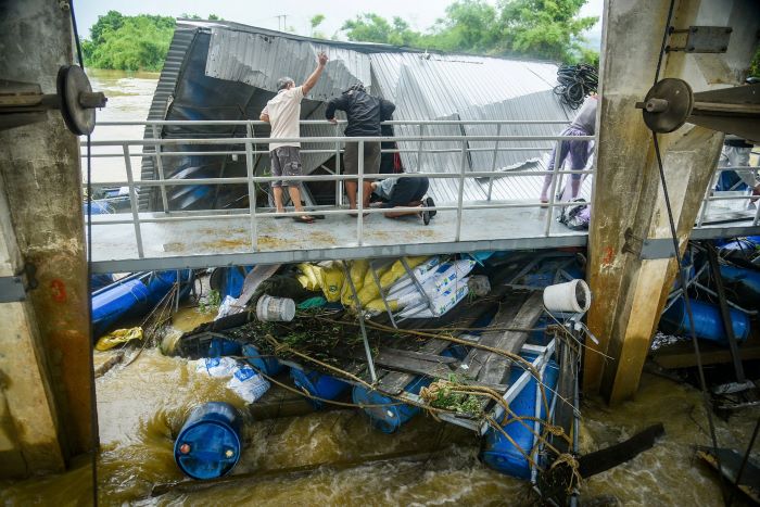 40 jaulas de peces atascadas en una presa de trach, da nang. Foto: Recitacion de escritura