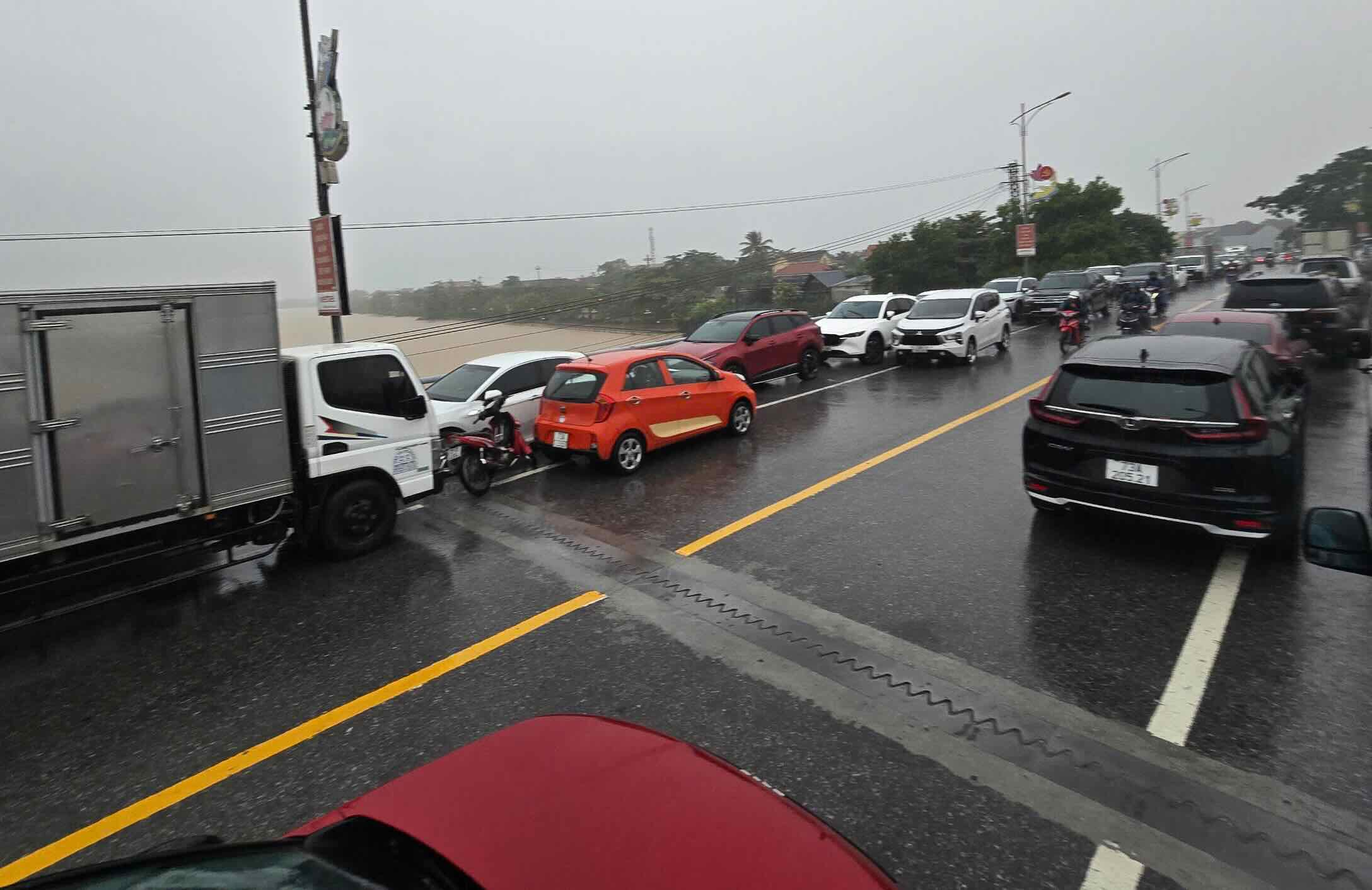 La gente puso el vehiculo en el puente para evitar inundaciones. Foto: Thanh Thien