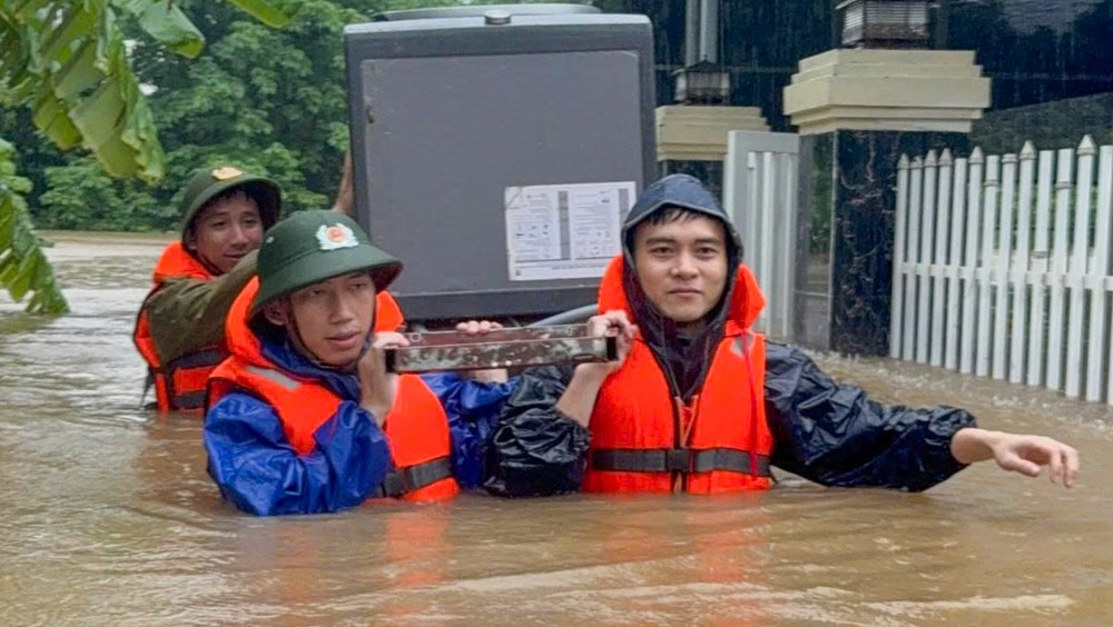Cong an thi tran Lao Bao, huyen Huong Hoa so tan tai san cua nguoi dan bi ngap lut.
