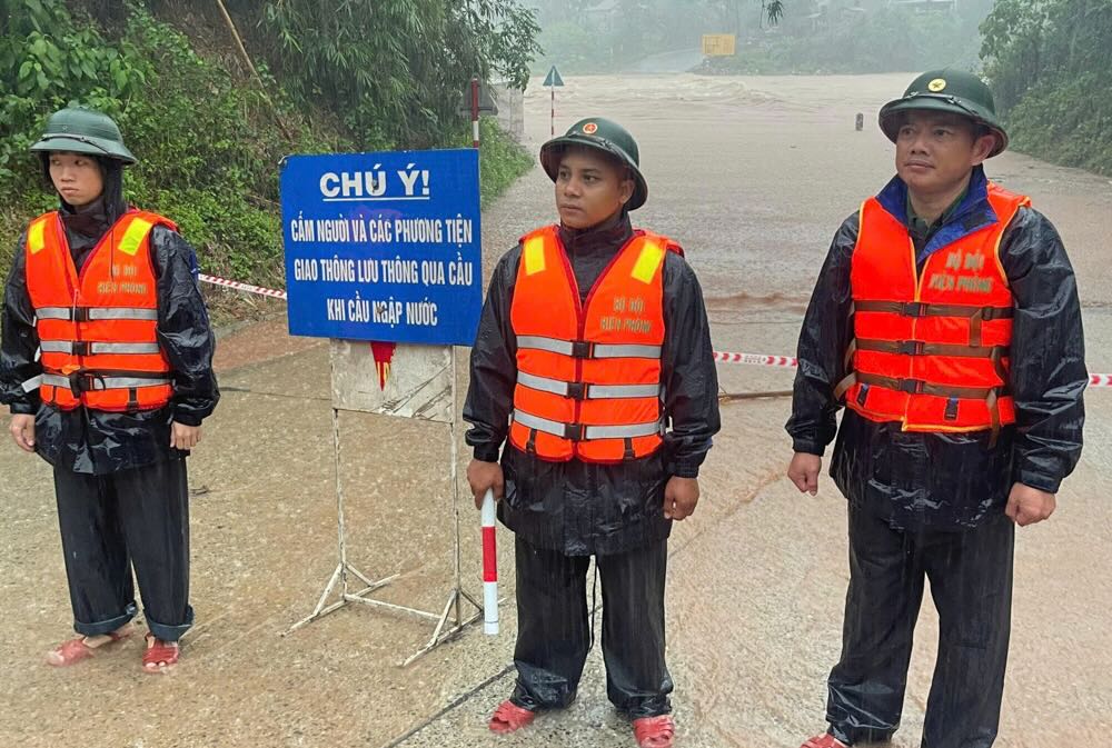 Luc luong bien phong chot chan o nhung dia diem bi ngap lut nang.