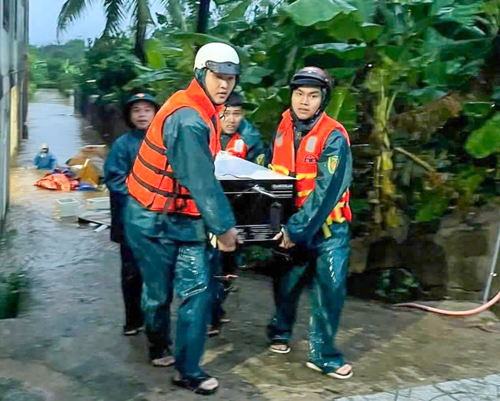 Luc luong vu trang o huyen mien nui Huong Hoa so tan do dac o vung lu giup nguoi dan.