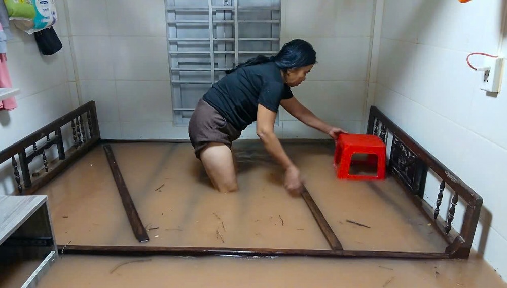 Nguoi dan o xa thon Tan Duc, xa Trieu Thanh, huyen Trieu Phong, tinh Quang Tri bi nuoc lu vay quanh.