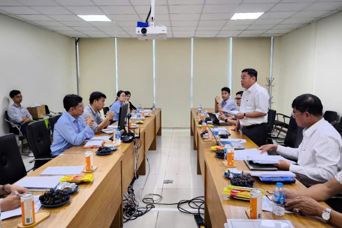 El equipo de supervision del sindicato provincial trabaja con el representante de negocios. Foto: Nguyen Thong