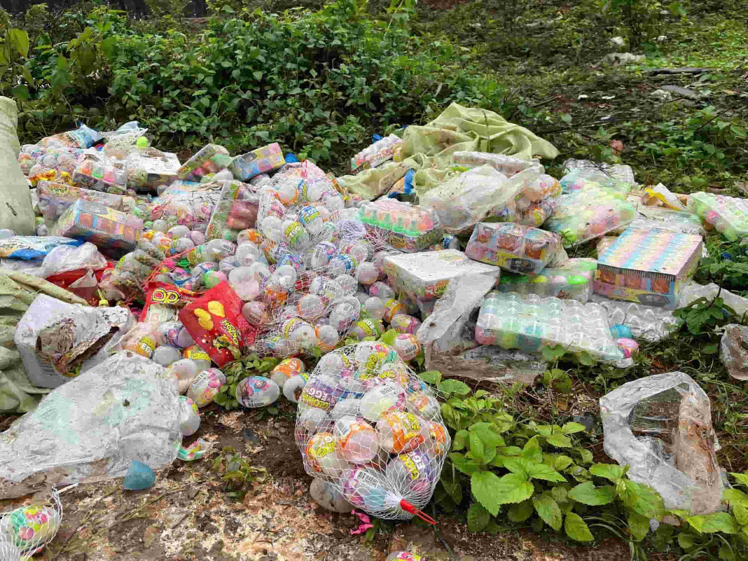 Các bao hàng vứt la liệt bên đường. Ảnh: Khánh Phong