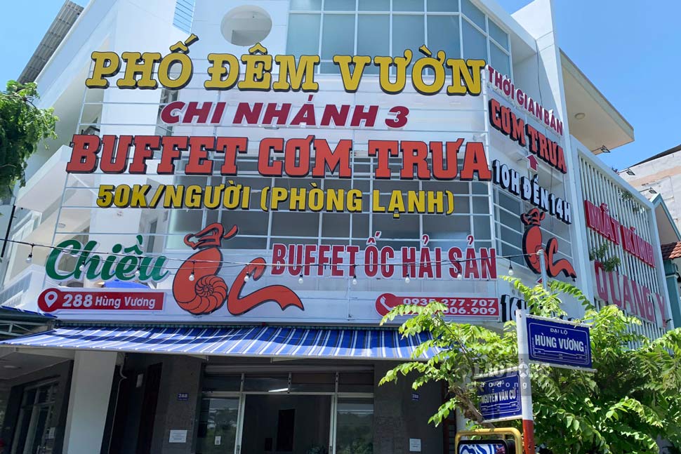 Nhà hàng Phố Đêm Vườn 3 (TP Tuy Hòa, Phú Yên) bị phạt 24 triệu đồng do vi phạm nhiều quy định về an toàn thực phẩm. Ảnh: Ngân Trần