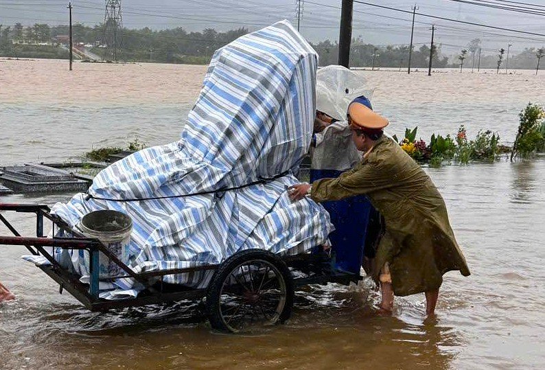 Luc luong vu trang va cong dong giup nong dan khac phuc thiet hai do mua lu trai mua, giai cuu dua hau. Anh: Nguyen Hoang - Dai Loc