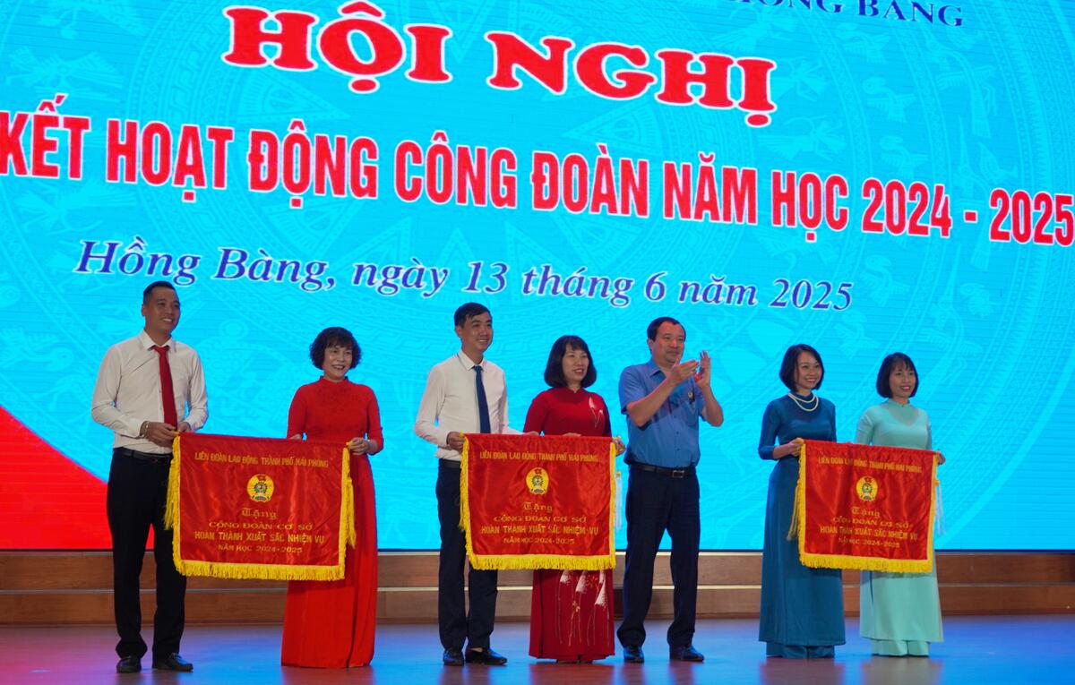 Lanh dao LDLD TP Hai Phong trao co thi dua tang 3 tap the. Anh: Mai Dung
