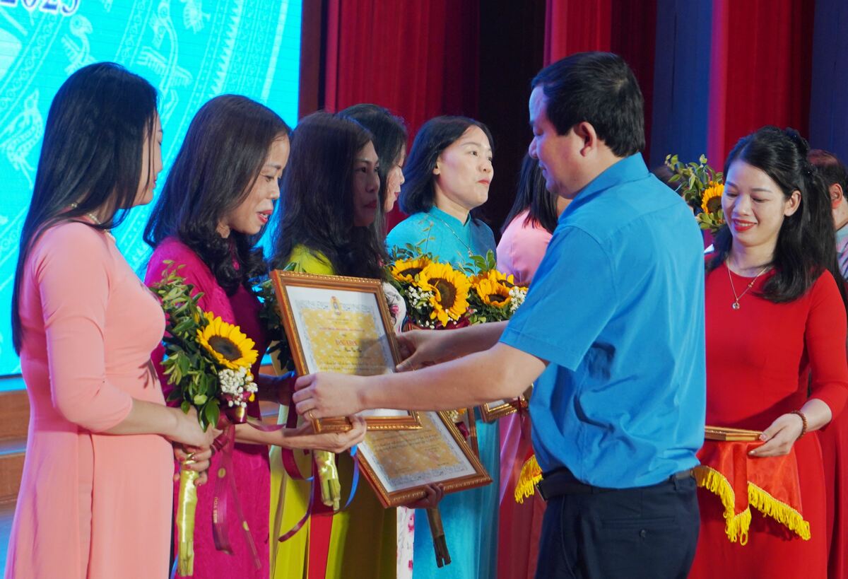 Leaders of the Hai Phong City Labor Federation awarded certificates of merit to outstanding collectives and individuals. Photo: Mai Dung