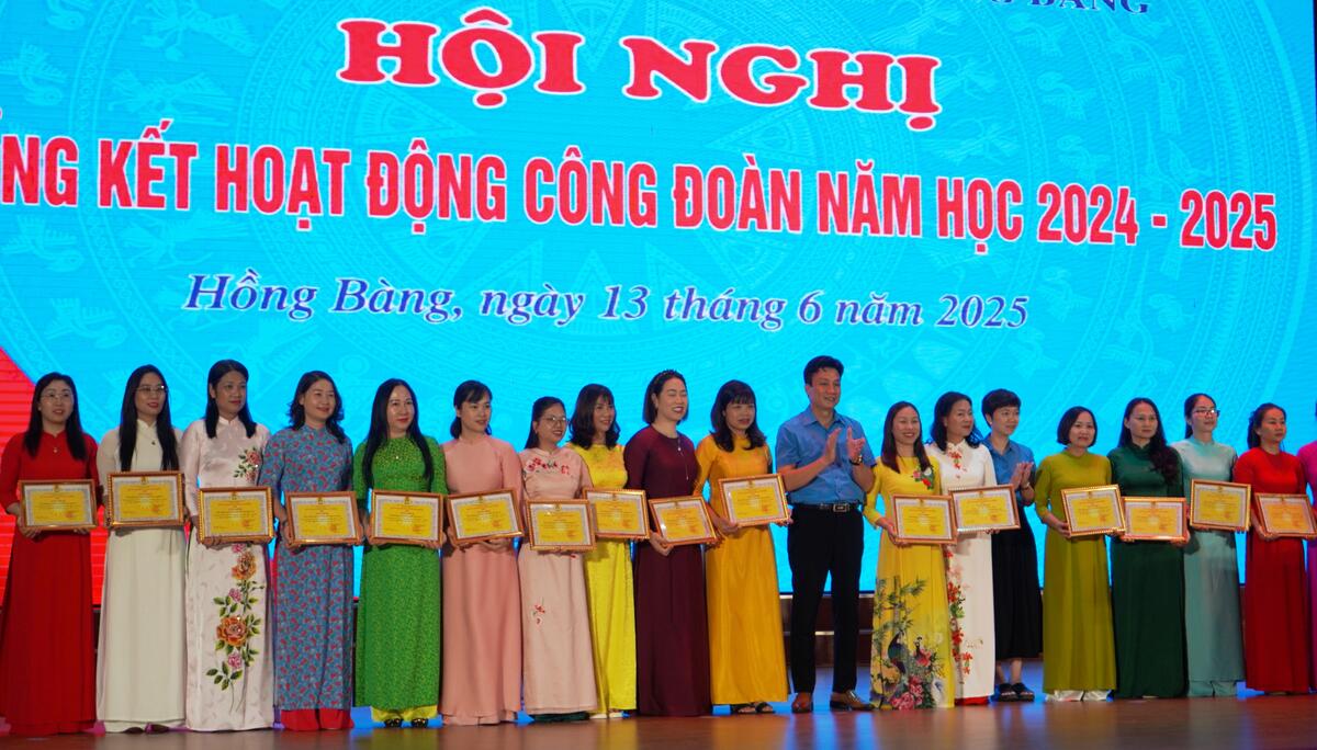 Lanh dao LDLD quan Hong Bang bieu duong cac tap the co thanh tich xuat sac. Anh: Mai Dung