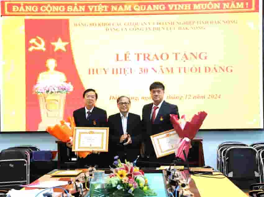Ghi nhan qua trinh phan dau, cong hien, dong gop cua dang vien de cac dang vien tre noi guong, phan dau ren luyen, truong thanh. Anh: Tam An 