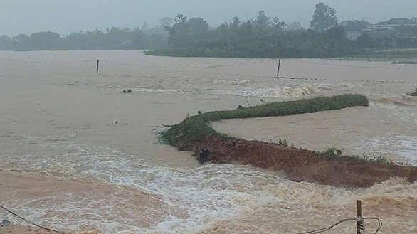 Mot doan dap Da Lam o huyen Le Thuy, tinh Quang Binh bi vo, de doa nhieu khu dan cu o ha du sau mua lon. Anh: Thanh Hai