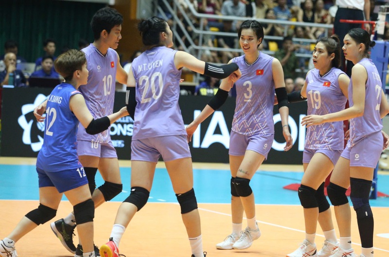 Thanh Thuy va dong doi thang de set 3. Anh: Quyet Thang