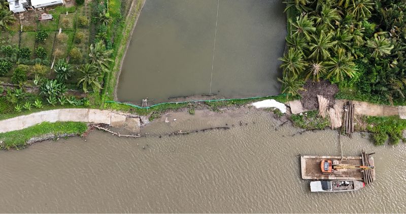 Consecutivos 2 deslizamientos de tierra en el dique del rio Mang en 1 mes, la gente aumenta el miedo de la acuicultura. Foto: Hoang loc