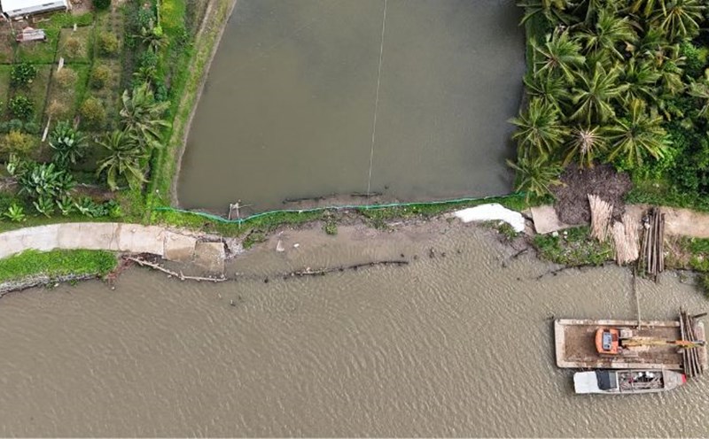2 consecutive landslides on the Mang River embankment in 1 month, aquaculture people are worried and afraid. Photo: Hoang Loc
