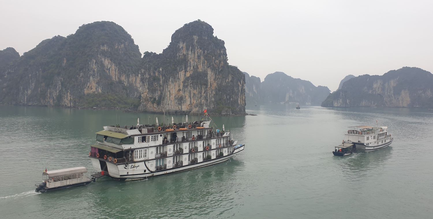 Due to the impact of storm No. 1, overnight cruise ships in Ha Long Bay will temporarily suspend operations from tonight and tonight (June 13. Photo: Nguyen Hung