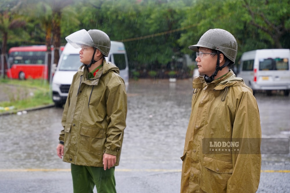 Du bao trong 6 gio toi, Hue tiep tuc co mua to, nguy co xay ra lu quet, sat lo dat tai cac dia phuong tren la rat cao. Luc luong chuc nang da len phuong an san sang ung pho, di doi nguoi dan khoi cac khu vuc co nguy co cao nham dam bao an toan tinh mang va tai san.