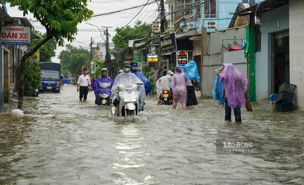 Dac biet, tai phuong Huong Vinh, quan Phu Xuan, muc nuoc tren mot so tuyen duong dat gan 1m, gay anh huong lon den doi song sinh hoat cua nguoi dan.