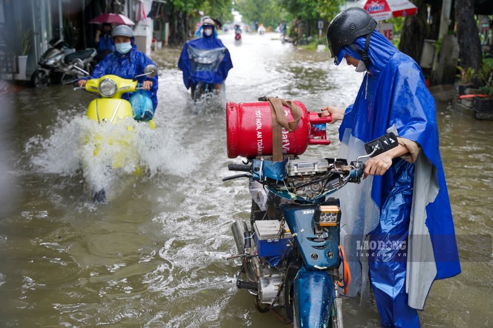 Theo ghi nhan cua PV Bao Lao Dong, rat nhieu phuong tien bi chet may do khong the vuot qua vung nuoc ngap sau, nguoi dan phai dat bo de di chuyen qua nhung doan ngap.