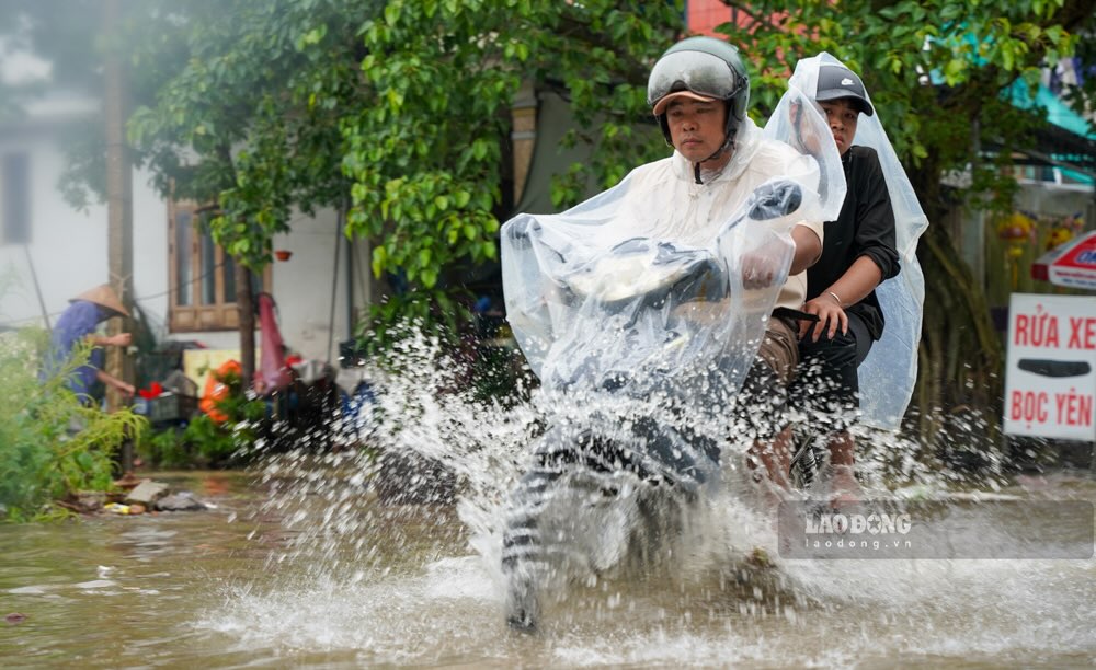 Con anh Ho Van Hung tru phuong Huong Vinh cho biet: “Tren duong toi o dang bi ngap, ba con phai don dep dua do len cao. Toi khong nghi mua he lai co lut bao nhu the nay, khong tro tay kip”.
