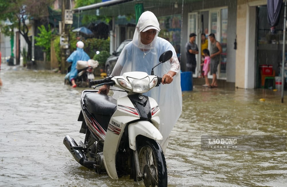 Nhieu phuong tien di duoc mot doan roi chet may.