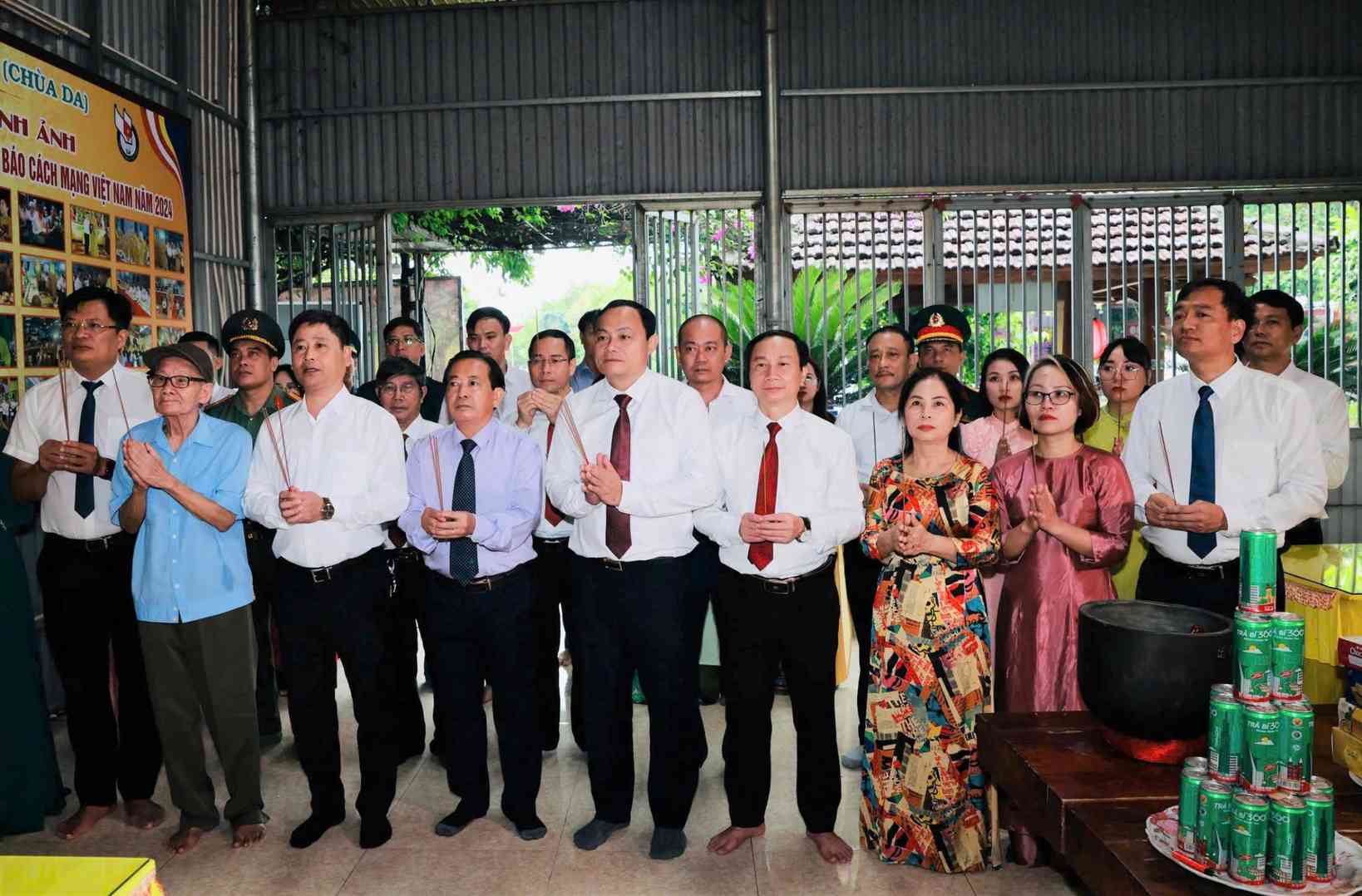 Doan dai bieu Hoi Nha bao tinh dang huong tuong niem 512 liet si la cac nha bao, phong vien da anh dung hy sinh trong cac cuoc khang chien bao ve To quoc. Anh: Ngoc Anh