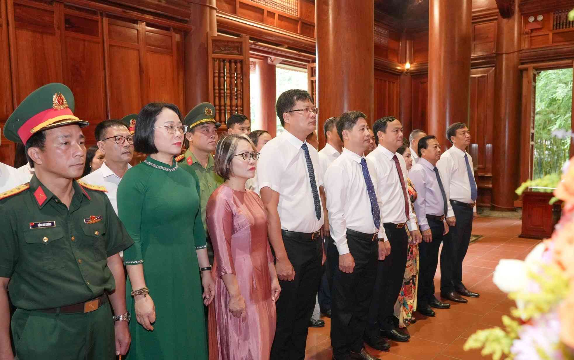 Nghe An Press Delegation conmemora al presidente Ho Chi Minh, fundador de la prensa revolucionaria vietnamita. Foto: Thanh Cuong
