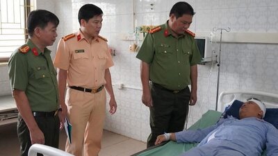 Lãnh đạo Công an tỉnh Hòa Bình thăm hỏi, động viên Đại uý Đỗ Đức Trung – cán bộ bị thương khi làm nhiệm vụ. Ảnh: Công an tỉnh Hòa Bình
