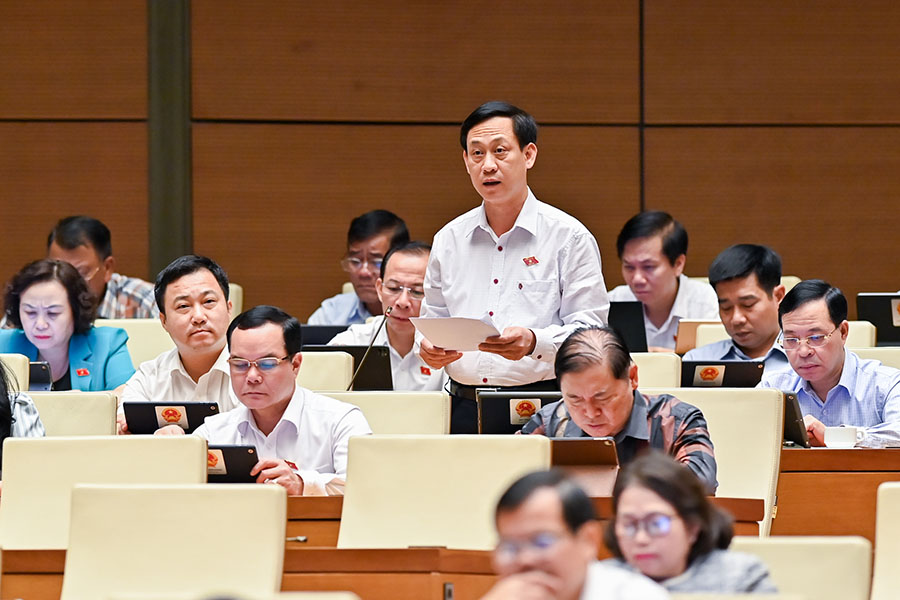 Los diputados de la Asamblea Nacional Mai Van Hai propusieron que la organizacion sociopolitica fue presentada a la Asamblea Nacional de la Ley en el Frente de la Patria de Vietnam. Foto: Pham Dong