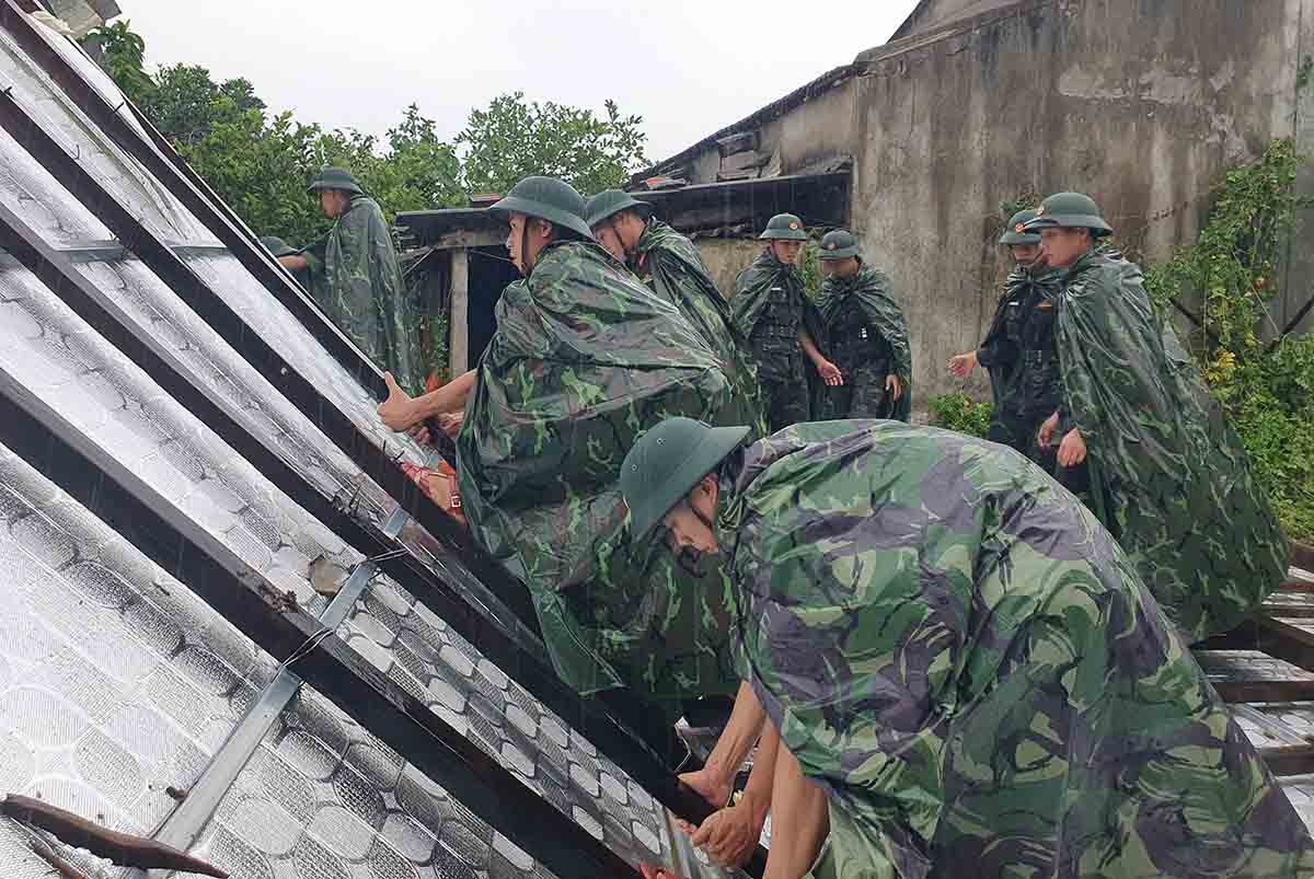 Bo doi giup khac phuc, lop lai nha dan bi toc mai. Anh: Tran Tuan.