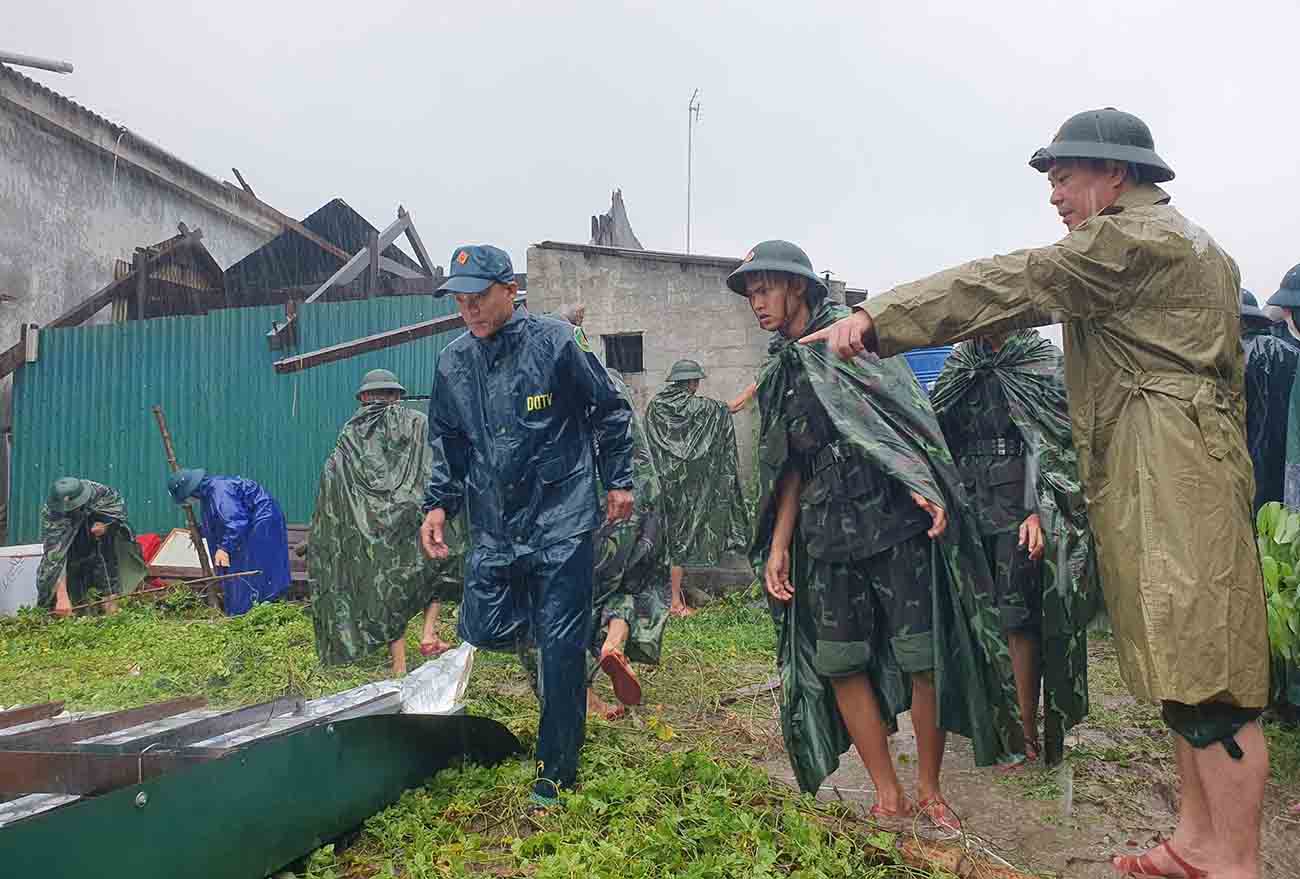 Troi mua nhung cac luc luong khan truong giup dan khac phuc hau qua cua loc xoay. Anh: Tran Tuan.