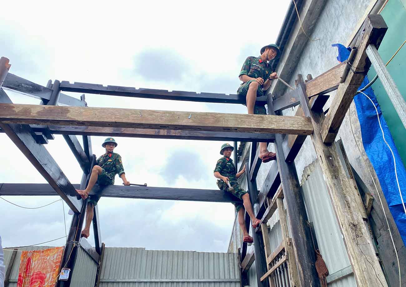 Soldiers help people in Cam Trung commune overcome the consequences of the tornado that blew off the roofs of their houses. Photo: Tran Tuan.