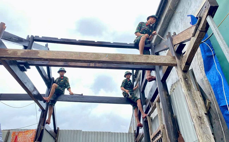 Soldiers help people in Cam Trung commune overcome the consequences of the tornado that blew off the roofs of their houses. Photo: Tran Tuan.
