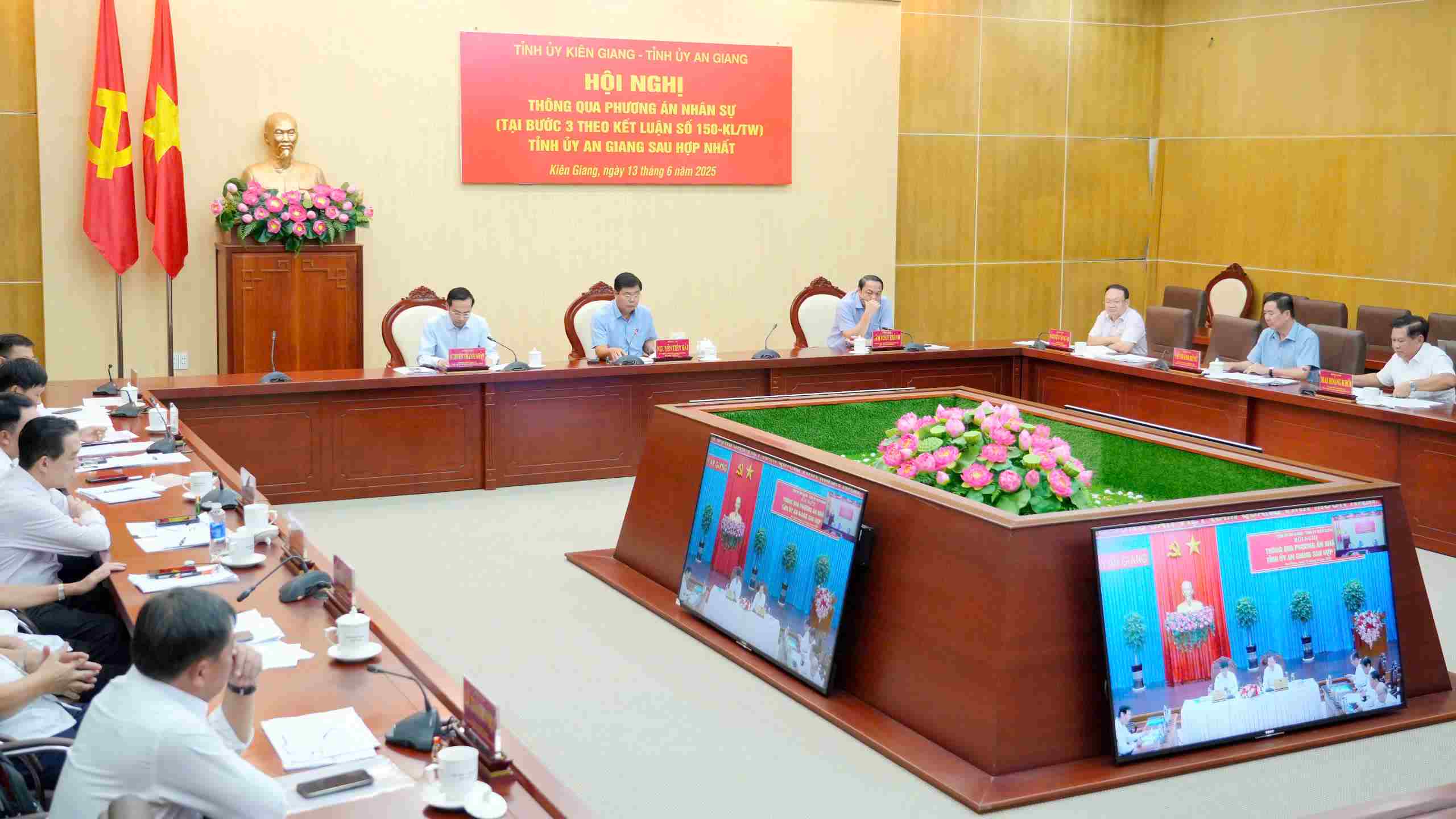 The conference approved the personnel plan for the Executive Committee, Standing Committee and Inspection Committee of the An Giang Provincial Party Committee for the 2020-2025 and 2025-2030 terms after the merger. Photo: Nam Phuong