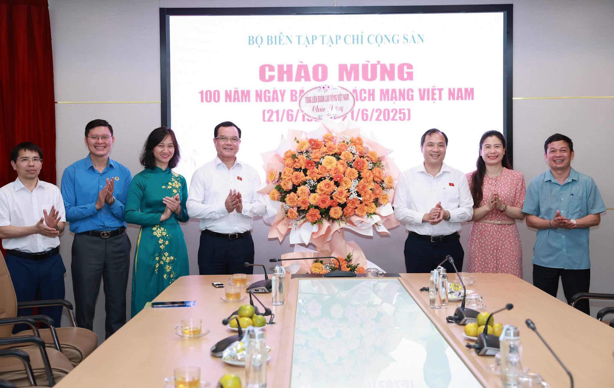 Chu tich Tong LDLDVN Nguyen Dinh Khang chuc mung Tap chi Cong san nhan dip ky niem 100 nam Ngay Bao chi Cach mang Viet Nam (21.6.1925 – 21.6.2025. Anh: Hai Nguyen