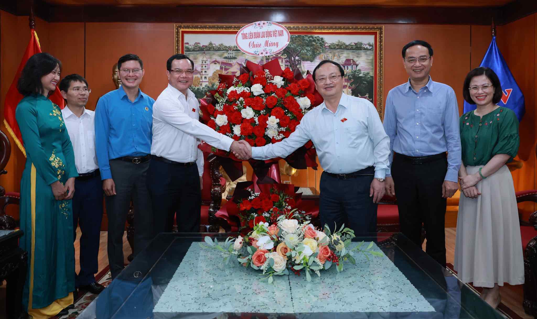 President of the Vietnam General Confederation of Labor Nguyen Dinh Khang (4th from left) congratulated the Voice of Vietnam on the occasion of the 100th anniversary of the Vietnam Revolutionary Press Day (June 21,25 - June 21, 2025). Photo: Hai Nguyen